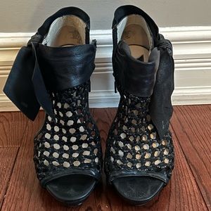 EUC Boutique 9 woven peep toe booties